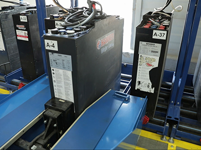Foto Las avanzadas tecnologías de baterías y carga de EnerSys® aumentan significativamente la productividad de los almacenes de dm-drogerie markt.
